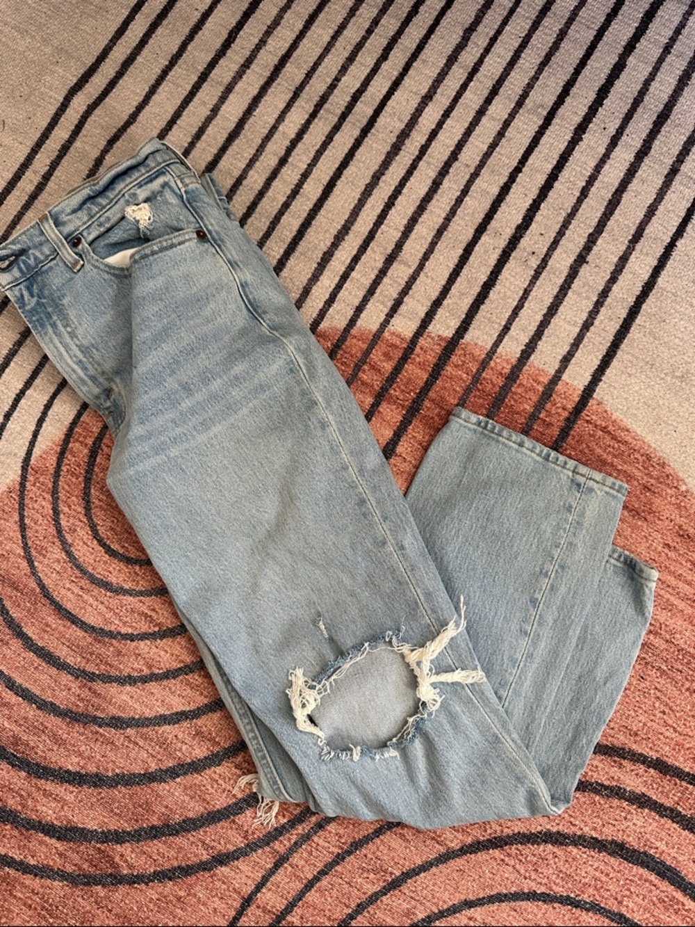 Abercrombie & Fitch The 90’s Straight Ultra High Rise Distressed Jeans